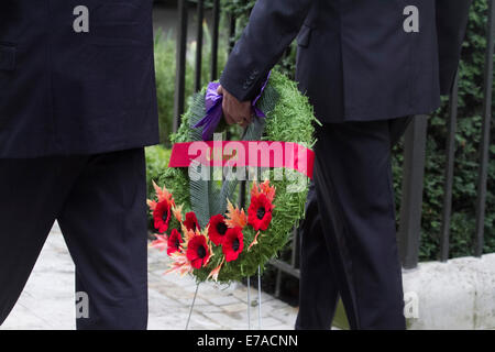 Londres, Royaume-Uni. 11 Septembre, 2014. Les membres du Haut-commissariat canadien porter des couronnes de fleurs au monument commémoratif en face de l'ambassade américaine à Grosvenor Square qui vole le drapeau en berne pour commémorer le 13e anniversaire des attentats du 11 septembre 2001 perpétrés à New York et Washington DC Crédit : amer ghazzal/Alamy Live News Banque D'Images