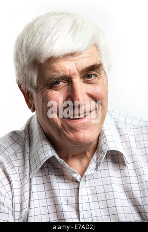 Portrait of a handsome young man looking at camera et souriant. Isolé sur fond blanc. Banque D'Images