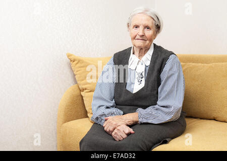 Portrait of a senior woman looking at l'appareil photo. Banque D'Images