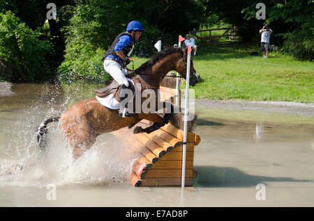 Le cheval et le cavalier de saut d'abord Stuart barrière Horse Trials. Banque D'Images