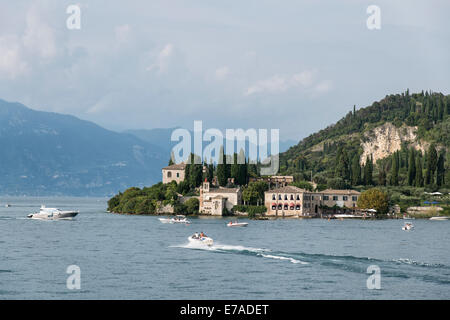 La belle plage de Punta di San Vigilio, près de la ville de Garda, sur la rive est du lac de Garde. Banque D'Images