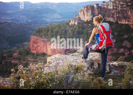 Touriste regardant vue sur la vallée en se tenant sur le bord de la falaise Banque D'Images