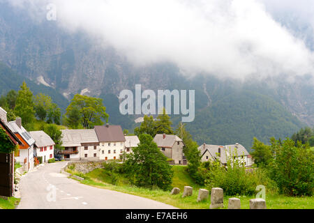 Route et village de la haute montagne. La Slovénie Banque D'Images