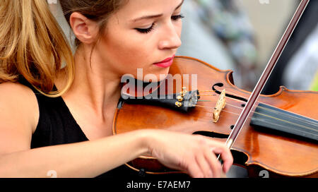 Londres, Angleterre, Royaume-Uni. Jeune femme de la rue sur le violon à Trafalgar Square Banque D'Images