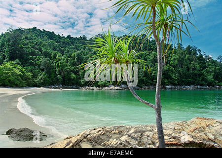 Vue panoramique sur la baie d'Émeraude avec de l'eau de mer turquoise. Pangkor Laut island, Malaisie. Banque D'Images