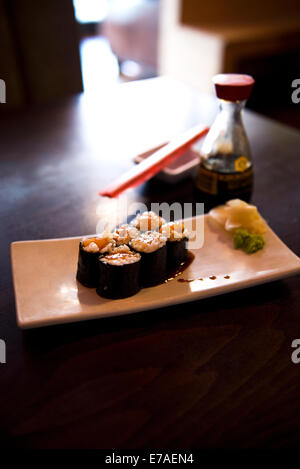 Sushi, plaqué et prêt à manger Banque D'Images