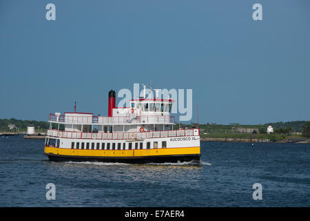 Maine, Portland, Casco Bay. Traversier pour passagers avec deux phares dans la distance. Banque D'Images