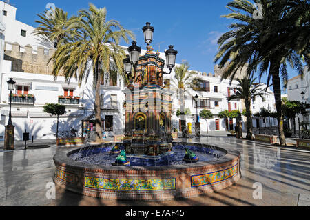 Fontaine avec des azulejos, Plaza de España, Vejer de la Frontera, province de Cadiz, Costa de la Luz, Andalousie, Espagne Banque D'Images
