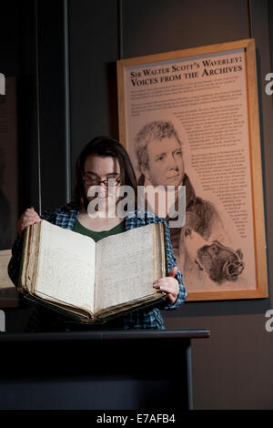 Edimbourg, Ecosse. 10 Septembre, 2014. Le manuscrit original de Sir Walter Scott Waverley' - 'la première fiction best-seller mondial - va à l'écran Aujourd'hui à la Bibliothèque nationale d'Écosse à Édimbourg. Helen Vincent, Chef de livres rares et de la musique a voir de près les 200 ans de manuscrit. Crédit : GARY DOAK/Alamy Live News Banque D'Images