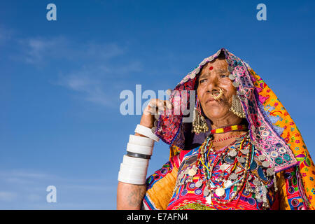 Vieille Femme appartenant à la tribu locale des Lambani portant la robe colorée traditionnelle, Mestia, Karnataka, Inde Banque D'Images