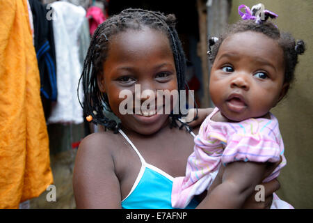 Filles, sœurs, 9 ans et 1 ans, portrait, Camp d'Icare pour les réfugiés du séisme, Fort National, Port-au-Prince, Haïti Banque D'Images