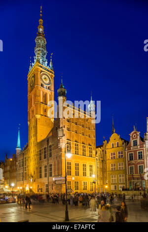 Vue en direction de l'hôtel de ville vu de la zone piétonne, Dluga Śródmieście, Gdansk, en voïvodie de, Pologne Banque D'Images