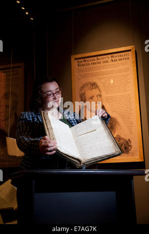 Edimbourg, Ecosse. 10 Septembre, 2014. Le manuscrit original de Sir Walter Scott Waverley' - 'la première fiction best-seller mondial - va à l'écran Aujourd'hui à la Bibliothèque nationale d'Écosse à Édimbourg. Helen Vincent, Chef de livres rares et de la musique a voir de près les 200 ans de manuscrit. Édimbourg, Écosse, 10 septembre 2014. Crédit : GARY DOAK/Alamy Live News Banque D'Images