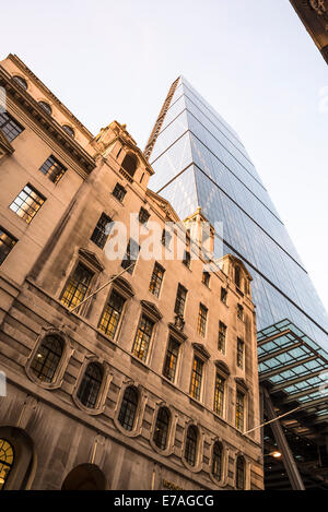 Leadenhall Building dominant un édifice plus ancien, Square Mile, Ville de London, UK Banque D'Images