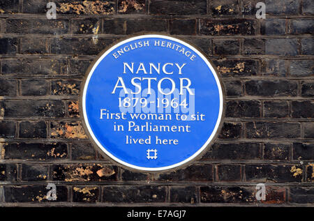 Londres, Angleterre, Royaume-Uni. Blue Plaque : Nancy Astor [1879-1964 Première femme à siéger au Parlement vivaient ici] à 4 St James's Square Banque D'Images