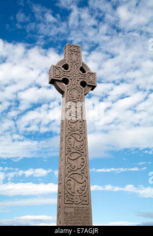 La croix celtique en pierre sculpté memorial près du port, à North Berwick, en Écosse. Banque D'Images