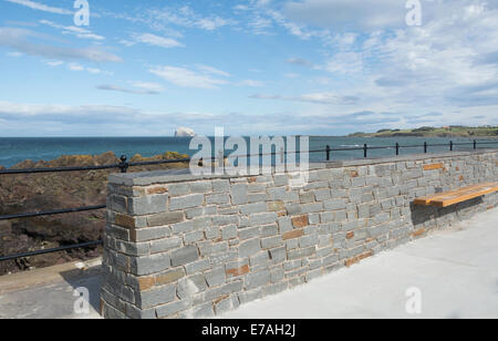 Construit après la tempête, le nouveau mur-écran et d'un coin à la plate-forme d'observation à l'égard de Bass Rock, à North Berwick, en Écosse. Banque D'Images