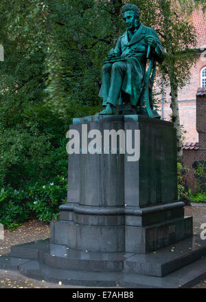 Statue de Soren Kierkegaard est devenu vert et caché dans la verdure d'un parc. Banque D'Images