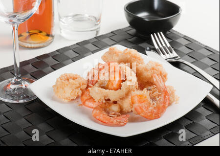 Plaque avec mélange de fruits de mer frits avec couverts Banque D'Images