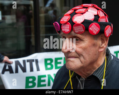 Londres, Royaume-Uni. 11 Septembre, 2014. Des militants du groupe de protestation contre les coupures, les personnes handicapées (ATLC) organiser une manifestation devant le ministère du Travail et des pensions contre les réductions des prestations d'aide sociale et de la chambre à coucher d'impôt. Credit : Chaussée de presse Photos/Alamy Live News Banque D'Images