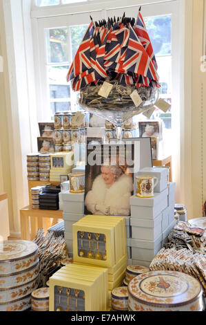 Edimbourg, Ecosse. 26 mai, 2012. Des souvenirs pour le jubilé de diamant de la Reine est représentée à un stand de souvenirs au palais de Holyroodhouse à Edimbourg, Ecosse, le 26 mai 2012. La reine Elizabeth a été proclamée le 6 février 1952, le jour de la mort du roi George VI. Du 2 au 5 juin 2012, les célébrations officielles de la Queens 60e jubilé en bureau sont tenues à Londres, en Angleterre. Photo : Cordula Donhauser/dpa/Alamy Live News Banque D'Images