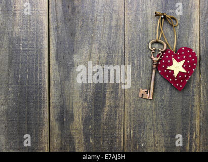 Coeur et étoile clé squelette bronze accroché sur la porte de bois rustique Banque D'Images