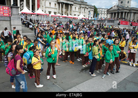 L'école les enfants et les touristes chinois visiter Trafalgar Square Londres, Angleterre, Royaume-Uni. Le chinois à Londres. Banque D'Images