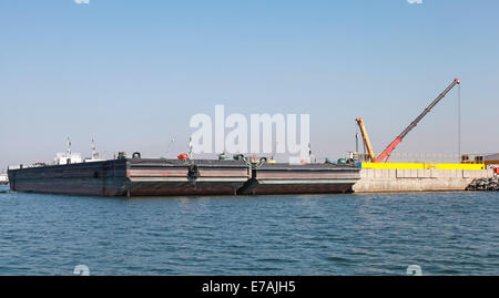 Chargement de deux barges cargo dans le port de Burgas Banque D'Images