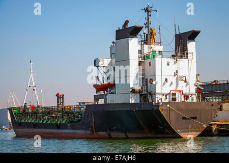 Chargement des pétroliers noir. Fret industriel navire amarré à Burgas Banque D'Images