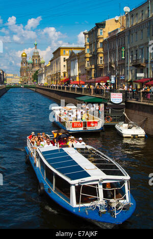 Les bateaux de croisière, visite guidée d'Bolshoy Pr. Petrogradskoy Storony canal, avec l'Église le Sang Versé en arrière-plan, Saint Petersburg, Russie, Europe Banque D'Images