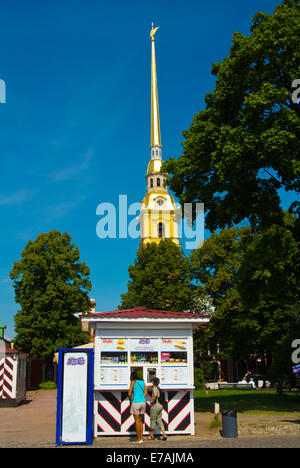 Snack-kiosque, avec cathédrale en arrière-plan, Petropavlovskaya Krepost, forteresse Pierre et Paul, Saint Petersburg, Russie, Europe Banque D'Images