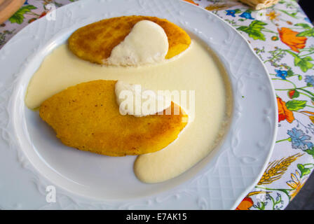 Vegetarian galettes de pommes de terre avec la crème, Vilnius, Lituanie, Europe Banque D'Images