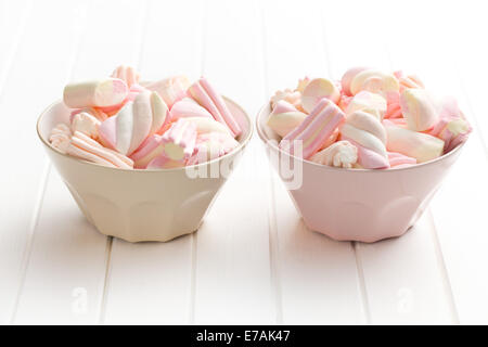 De la guimauve dans un bol sur une table de cuisine Banque D'Images