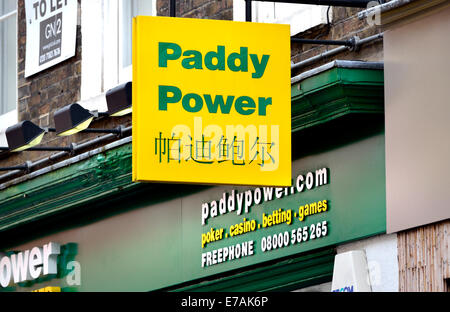 Londres, Angleterre, Royaume-Uni. Puissance de Paddy - bookmaker irlandais - dans Gerrard Street, Chinatown. Affiche bilingue Banque D'Images