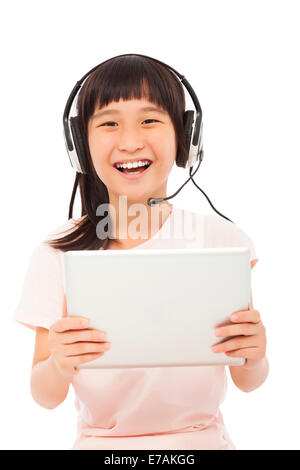 Happy asian little girl holding a tablet avec écouteurs Banque D'Images