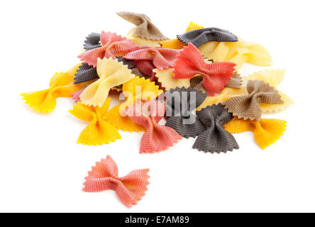 Tas de pâtes farfalle colorés sur fond blanc Banque D'Images