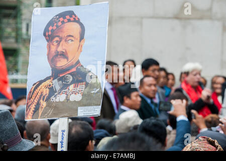 Londres, Royaume-Uni. 11 Septembre, 2014. Anciens combattants gurkhas et leurs femmes se rassemblent pour répondre Jackie Doyle-Price MP (photo arrière-plan blanc Cheveux - Chef de l'APPG sur 1510 Se du bien-être social) à sa maitresse sur l'amélioration des pensions - afin de les mettre en conformité avec les soldats en service. Un jour de trois manifestations devant le Parlement, Westminster, London, UK 11 Sept 2014 Crédit : Guy Bell/Alamy Live News Banque D'Images