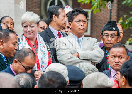 Londres, Royaume-Uni. 11 Septembre, 2014. Anciens combattants gurkhas et leurs femmes se rassemblent pour répondre Jackie Doyle-Price MP (photo - Chef de l'APPG sur 1510 Se du bien-être social) à sa maitresse sur l'amélioration des pensions - afin de les mettre en conformité avec les soldats en service. Un jour de trois manifestations devant le Parlement, Westminster, London, UK, 11 sept 2014. Crédit : Guy Bell/Alamy Live News Banque D'Images