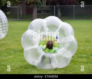 Le Montana, aux Etats-Unis. Sep 10, 2014. Les adolescents jouent dans bubble ball suits à Bozeman, au Montana, USA, mercredi soir, 10 Septembre, 2014. Convient à bulle sont nouveaux pour les États-Unis, mais ont été en Europe depuis plusieurs années. Crédit : Thomas Lee/Alamy Live News Banque D'Images