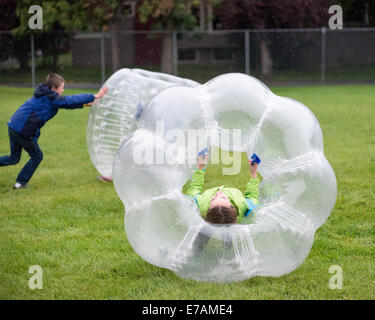 Le Montana, aux Etats-Unis. Sep 10, 2014. Les adolescents jouent dans bubble ball suits à Bozeman, au Montana, USA, mercredi soir, 10 Septembre, 2014. Convient à bulle sont nouveaux pour les États-Unis, mais ont été en Europe depuis plusieurs années. Crédit : Thomas Lee/Alamy Live News Banque D'Images