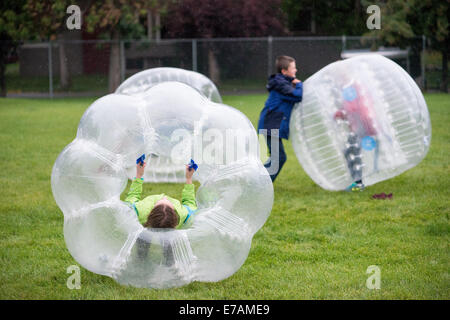 Le Montana, aux Etats-Unis. Sep 10, 2014. Les adolescents jouent dans bubble ball suits à Bozeman, au Montana, USA, mercredi soir, 10 Septembre, 2014. Convient à bulle sont nouveaux pour les États-Unis, mais ont été en Europe depuis plusieurs années. Crédit : Thomas Lee/Alamy Live News Banque D'Images