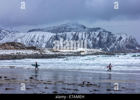 Les surfeurs d'hiver à l'îles Lofoten Banque D'Images