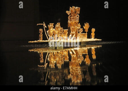 El Dorado, l'offrande radeau ou la Balsa de la ofrenda, collection d'orfèvrerie pré-colombienne, musée de l'or, Museo del Oro, Bogota, Colombie, Amérique. Travail d'or pré colombien exposé au Museo del Oro, musée de l'or, Bogota, Colombie Banque D'Images