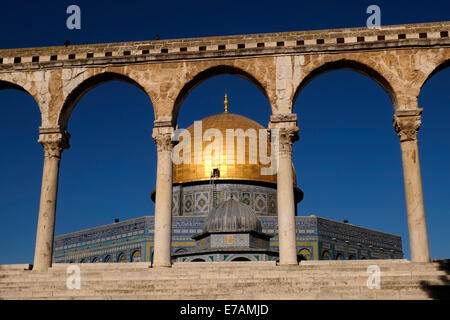 Vue sur le dôme doré du sanctuaire islamique de la Mosquée de roche Par l'arcade El Qanatir une des huit arcades autoportants qui Entourez le sanctuaire sacré de tous les côtés du Temple Mont connu des musulmans comme le Haram esh-Sharif et le Al Aqsa Compound dans la vieille ville est de Jérusalem Israël Banque D'Images