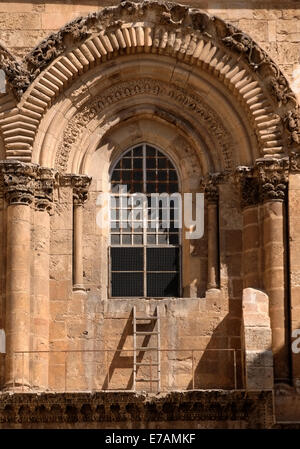 L'immeuble de bain qui s'appuie contre un rebord de fenêtre dans la partie supérieure de la façade de l'église du Saint-Sépulcre qui a été laissé dans le 18e siècle lorsqu'un accord a été conclu entre les six différentes sectes chrétiennes qui partagent l'église que nul ne peut déplacer, réorganiser, ou altérer autrement toute la propriété sans le consentement de tous les six. vieille ville Jérusalem Israël Banque D'Images