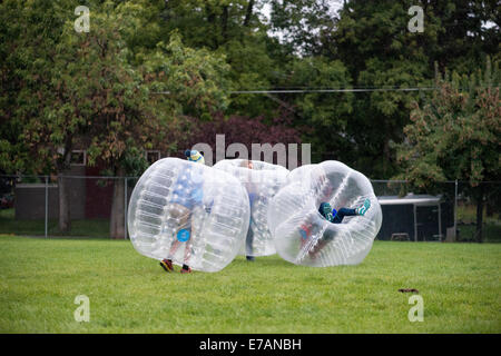 Le Montana, aux Etats-Unis. Sep 10, 2014. Les adolescents jouent dans bubble ball suits à Bozeman, au Montana, USA, mercredi soir, 10 Septembre, 2014. Convient à bulle sont nouveaux pour les États-Unis, mais ont été en Europe depuis plusieurs années. Crédit : Thomas Lee/Alamy Live News Banque D'Images