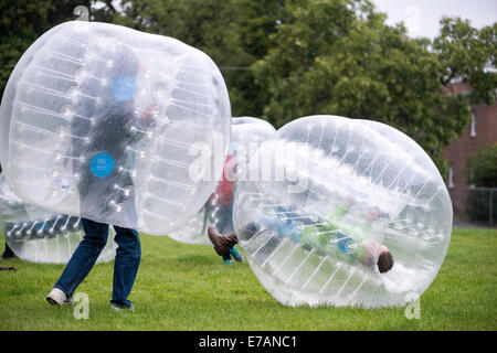 Le Montana, aux Etats-Unis. Sep 10, 2014. Les adolescents jouent dans bubble ball suits à Bozeman, au Montana, USA, mercredi soir, 10 Septembre, 2014. Convient à bulle sont nouveaux pour les États-Unis, mais ont été en Europe depuis plusieurs années. Crédit : Thomas Lee/Alamy Live News Banque D'Images