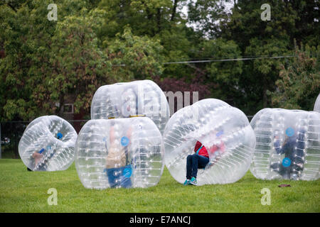 Le Montana, aux Etats-Unis. Sep 10, 2014. Les adolescents jouent dans bubble ball suits à Bozeman, au Montana, USA, mercredi soir, 10 Septembre, 2014. Convient à bulle sont nouveaux pour les États-Unis, mais ont été en Europe depuis plusieurs années. Crédit : Thomas Lee/Alamy Live News Banque D'Images