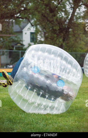 Le Montana, aux Etats-Unis. Sep 10, 2014. Les adolescents jouent dans bubble ball suits à Bozeman, au Montana, USA, mercredi soir, 10 Septembre, 2014. Convient à bulle sont nouveaux pour les États-Unis, mais ont été en Europe depuis plusieurs années. Crédit : Thomas Lee/Alamy Live News Banque D'Images