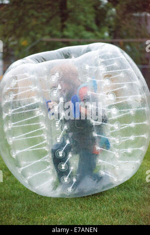 Le Montana, aux Etats-Unis. Sep 10, 2014. Les adolescents jouent dans bubble ball suits à Bozeman, au Montana, USA, mercredi soir, 10 Septembre, 2014. Convient à bulle sont nouveaux pour les États-Unis, mais ont été en Europe depuis plusieurs années. Crédit : Thomas Lee/Alamy Live News Banque D'Images